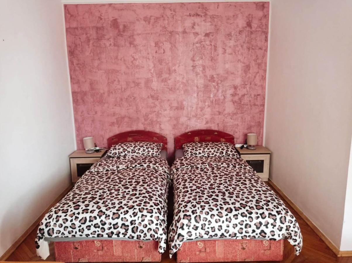 Отель Casa Vinco Vici Турда Экстерьер фото